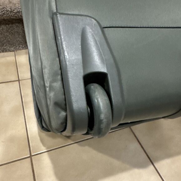 Lipault Paris Foldable Plume Wheeled Duffle Army Green Telescopic Handle & Case - Picture 8 of 16